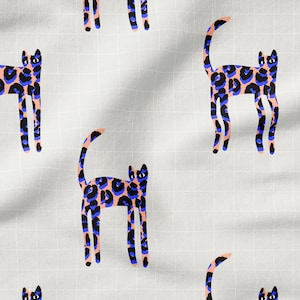 Puede incluir: Un fondo blanco con un patrón repetido de gatos de estampado de leopardo rosa y azul. Los gatos están todos mirando hacia adelante con sus colas enroscadas detrás de ellos.