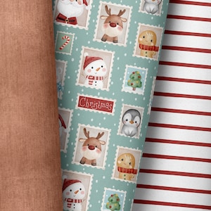 Puede incluir: Un fondo azul verdoso con lunares blancos presenta un patrón repetitivo de personajes navideños ilustrados en rojo, blanco y marrón. Los personajes incluyen un muñeco de nieve, un reno, un pingüino, un hombre de jengibre y un árbol de Navidad. Los personajes están enmarcados en sellos postales rojos y blancos con la palabra "Christmas" impresa en rojo.