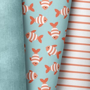 Könnte beinhalten: Ein blauer Hintergrund mit einem sich wiederholenden Muster aus orangefarbenen und weißen Fischen. Die Fische sind in verschiedene Richtungen ausgerichtet. Der Hintergrund ist hellblau. Die Fische sind leuchtend orange mit weißen Streifen. Die Fische sind ein einfaches Design ohne Details. Das Bild ist ein nahtloses Muster.