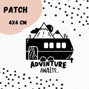 Könnte beinhalten: Schwarz-weiß-Illustration eines Wohnmobils mit Bergen im Hintergrund. Der Text "Adventure Awaits." befindet sich unter dem Wohnmobil. Das Bild ist 4x4 cm groß.