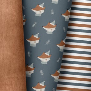 Könnte beinhalten: Ein nahtloses Muster mit einem sich wiederholenden Design von Füchsen, die Wintermützen auf einem blauen Hintergrund tragen. Die Füchse sind orange mit weißen Akzenten und schauen nach links. Das Muster ist perfekt für Stoff, Tapete oder Geschenkpapier.