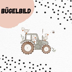 Puede incluir: Un tractor gris con tres gansos blancos en la parte superior, una abeja volando cerca y un fondo de lunares negros y blancos. El texto "BÜGELBILD" está en la esquina superior izquierda.