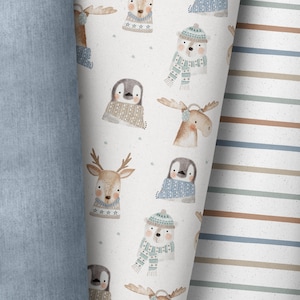 Könnte beinhalten: Nahaufnahme von drei verschiedenen Stoffen mit Mustern. Ein Stoff hat eine hellblaue, einfarbige Farbe. Der zweite Stoff hat einen weißen Hintergrund mit Aquarellillustrationen von Wintertieren. Der dritte Stoff hat horizontale Streifen in Blau-, Braun- und Beigetönen.