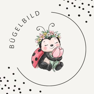 Puede incluir: Ilustración de dibujos animados de una mariquita con una corona floral y sosteniendo un tulipán rosa. La mariquita tiene alas rojas con lunares negros y sonríe con los ojos cerrados. La palabra "BÜGELBILD" está escrita encima de la mariquita.