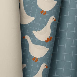 Könnte beinhalten: Ein nahtloses Muster mit weißen Gänsen mit orangefarbenen Schnäbeln und Füßen auf einem blauen Gitterhintergrund.