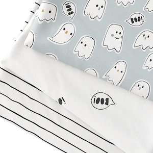 Könnte beinhalten: Drei Stoffmuster mit verschiedenen Mustern. Das obere Muster hat einen hellblauen Hintergrund mit weißen Geistern und dem Text "BOO!" in Schwarz. Das mittlere Muster ist weiß mit schwarzen Streifen. Das untere Muster ist weiß mit schwarzen Geistern und dem Text "BOO!" in Schwarz.