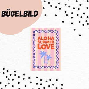 Op de afbeelding: Strijk-op patch met een roze en blauwe gestreepte achtergrond. De patch heeft een blauwe rand met een witte omtrek en de tekst "ALOHA SUMMER LOVE" in rood en blauw. Twee blauwe palmbomen bevinden zich in het midden van de patch.