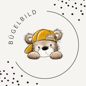 Könnte beinhalten: Eine grafische Illustration eines hellbraunen Teddybären mit einer gelben Baseballkappe, platziert in einem dünnen schwarzen Kreisrahmen. Der Text BÜGELBILD ist in Schwarz entlang der linken Seite des Kreises gedruckt, mit verstreuten schwarzen Punkten.