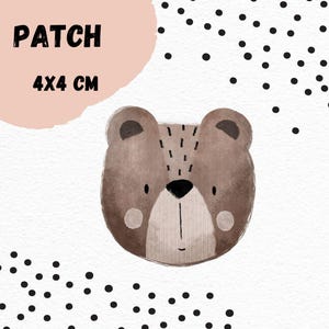 Könnte beinhalten: Brauner Bärenkopf-Patch mit süßem Ausdruck. Der Patch ist 4x4 cm groß und perfekt, um Ihren Projekten einen Hauch von Verspieltheit zu verleihen.