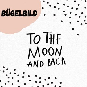 Könnte beinhalten: Weißer Hintergrund mit schwarzen Punkten und dem Satz "To the Moon and Back" in handschriftlicher Schrift. Das Wort "BÜGELBILD" befindet sich oben links, mit einer rosa Form dahinter.