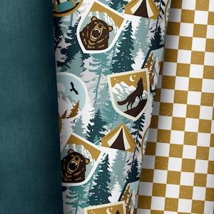 以下が含まれることがあります： 森の風景を背景に、クマ、オオカミ、キャンプテントが繰り返し描かれたシームレスなパターン。背景は薄い青色で、濃い青色と緑色のアクセントが付けられています。生地、壁紙、包装紙に最適なパターンです。