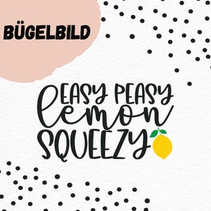 Op de afbeelding: Strijktransfer ontwerp met de tekst "Easy Peasy Lemon Squeezy" in zwart met een gele citroenillustratie.