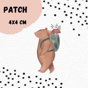 Könnte beinhalten: Ein brauner Bär mit einem grünen Rucksack, der rote und weiße Pilze und grüne Blätter trägt. Der Bär geht nach rechts. Das Bild ist auf weißem Hintergrund mit schwarzen Punkten. Der Text "PATCH 4X4 CM" befindet sich oben links.