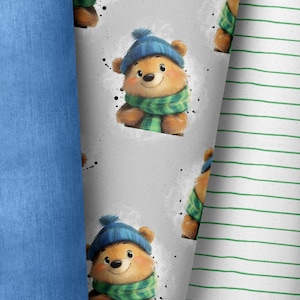 Könnte beinhalten: Ein nahtloses Muster mit einem niedlichen Cartoon-Bären, der einen blauen Hut und einen grünen Schal auf einem hellgrauen Hintergrund trägt. Der Bär wird im gesamten Muster wiederholt.