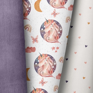 Puede incluir: Un patrón sin costuras que presenta un unicornio rosa con una corona floral, estrellas e arcoíris sobre un fondo blanco. El patrón es perfecto para telas, papel tapiz o papel de regalo.