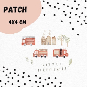 Könnte beinhalten: Ein rotes Feuerwehrauto mit einer Leiter, ein kleines Haus mit einem Schornstein und ein Baum mit grünen Blättern. Der Text "LITTLE FIREFIGHTER" steht unter dem Bild. Das Bild ist 4x4 cm groß.