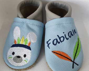 Krabbelschuhe/Lederpuschen Hase  mit Federn  Name Wunschnamen personalisiert bestickt aus Leder Junge in hellblau/hellgrau