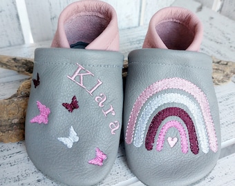 Krabbelschuhe/Lederpuschen bestickt mit Wunsch-Namen Regenbogen/Schmetterlinge/ personalisiert grau/altrosa Mädchen