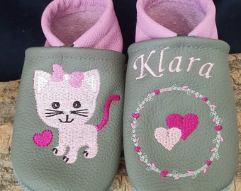 Krabbelschuhe/Lederpuschen Katze Herzen mit Namen Name bestickt dunkelgrau/erikaviolett Mädchen