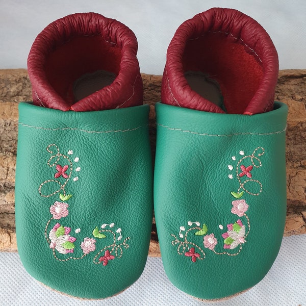 Krabbelschuhe/Lederpuschen Blumen Ornament passend zu Kinderdirndl auch mit Namen bestickt Mädchen