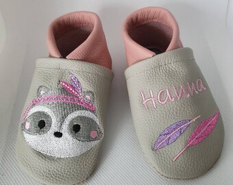 Waschbär mit Federn Krabbelschuhe/Lederpuschen mit Wunschnamen Name bestickt personalisiert hellgrau/altrosa Mädchen