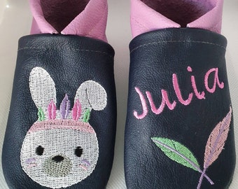 Krabbelschuhe/Lederpuschen Hase  mit Federn  Name Wunschnamen personalisiert bestickt aus Leder Mädchen dunkelblau/ erikaviolett  Mädchen