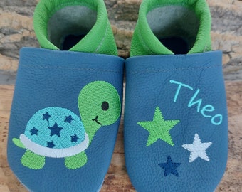 Krabbelschuhe/Lederpuschen Schildkröte und  Sterne  Namen Name personalisiert Leder Baby Kindergarten bestickt für mittelblau/ grün Junge