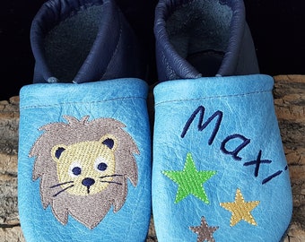 Krabbelschuhe/Lederpuschen mit Namen Löwe Sterne personalisiert hellblau/dunkelblau