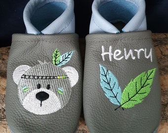 Krabbelschuhe/Lederpuschen Bär Indianer mit Federn  Name Wunschnamen personalisiert bestickt aus Leder Junge dunkelgrau/hellblau