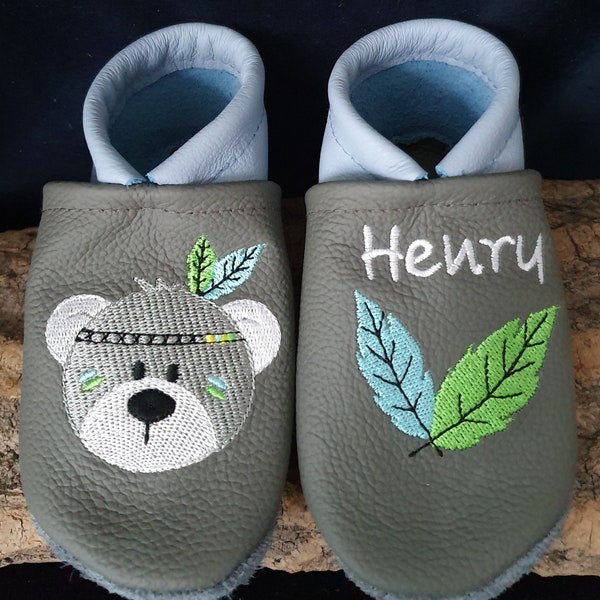 Krabbelschuhe/Lederpuschen Bär Indianer mit Federn  Name Wunschnamen personalisiert bestickt aus Leder Junge dunkelgrau/hellblau