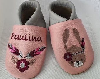 Hase mit Feder Blume  Krabbelschuhe/Lederpuschen mit Wunschnamen Name bestickt personalisiert  altrosa/hellgrau Mädchen