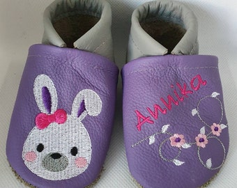 Krabbelschuhe/Lederpuschen Hase  mit Schleife und Blumen  Name Wunschnamen personalisiert bestickt aus Leder Junge in lila/hellgrau