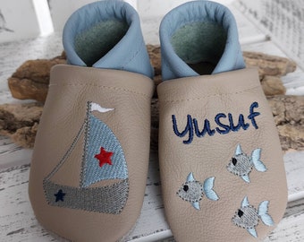 Krabbelschuhe/Lederpuschen Namen Segelboot Fische personalisiert beige/hellblau unisex