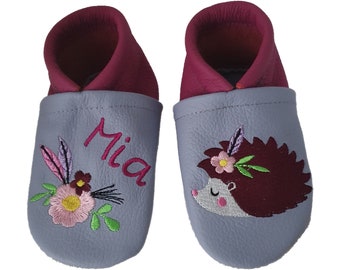 Krabbelschuhe/Lederpuschen Igel Boho Blume Federn mit Namen Name bestickt flieder/orchidee für Mädchen