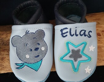 Krabbelschuhe/Lederpuschen Bär und Sterne Name Wunschnamen personalisiert bestickt aus Leder Junge hellblau/dunkelblau