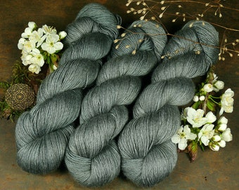 FUMY ZWIELICHT - 120gr Merino Seide Yak Singlesgarn handgefärbt (1kg/220 EUR), pflanzengefärbtes zartes Edelgarn