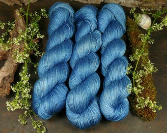 POSH SAPHIR - Merino Seide 4ply fingering, pflanzengefärbtes Edelgarn, Naturfärbung, 100gr Lauflänge 400m (240 EUR/kg)