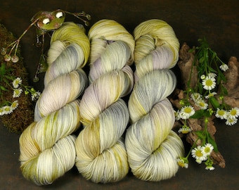 SANFTE BRISE - pflanzengefärbte superzarte Sockenwolle, natürlich handgefärbtes 4fach Sockengarn, 100gr 400m (210 EUR/kg)