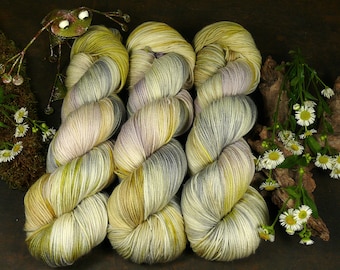 SANFTE BRISE - pflanzengefärbte superzarte Sockenwolle, natürlich handgefärbtes 4fach Sockengarn, 100gr 400m (210 EUR/kg)