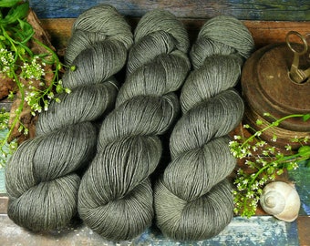 FUMY SCHATTEN - 120gr Merino Seide Yak Singlesgarn handgefärbt (1kg/220 EUR), pflanzengefärbtes zartes Edelgarn