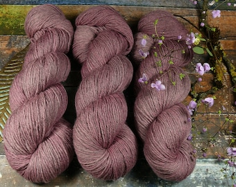 ROSY BEERE - Bio Merino Wolle 320m Lauflänge, pflanzengefärbte kuschelweiche reine Wolle von Rosy Green Wool, Biowolle, (200 EUR/kg)