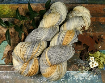 GRAUGETUPFT Bio Merino - pflanzengefärbte weiche Wolle mit Speckles, Naturfärbung, 4fach, 100gr 400m, (1kg/200 EUR)