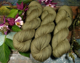 ROSY OLIVE - Bio Merino Wolle 320m Lauflänge, pflanzengefärbte kuschelweiche reine Wolle von Rosy Green Wool, Biowolle