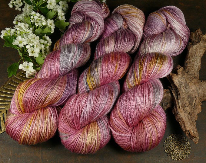 Featured listing image: POSH ZIRKUS - Merino Seide 4ply fingering, pflanzengefärbt von folly.me, Edelgarn, Naturfärbung, 100gr Lauflänge 400m, (1kg/240 EUR)