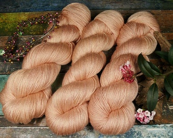 POSH PIETSCH - Merino Seide 4ply fingering, pflanzengefärbt von folly.me, Edelgarn, Naturfärbung, 100gr Lauflänge 400m, (1kg/240 EUR)