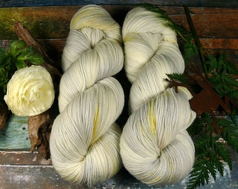BLÖ - pflanzengefärbte superweiche Sockenwolle, natürlich handgefärbtes 4fach Sockengarn, 100gr 420m (175 EUR/kg)