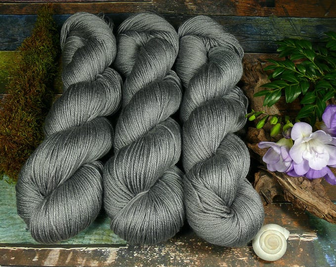 Featured listing image: POSH GRAUGEFUNKEL - Merino Seide 4ply fingering, pflanzengefärbtes Edelgarn, 100gr Lauflänge 400m, (1kg/240 EUR)