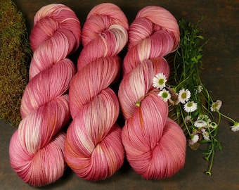 WINTERROSE - pflanzengefärbte superzarte Sockenwolle, natürlich handgefärbtes 4fach Sockengarn, 100gr 400m (210 EUR/kg)