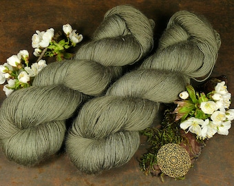 OLIVE - pflanzengefärbtes Merino Lace Singlesgarn, handgefärbte reine weiche Wolle, Lauflänge 800 Meter, (200 EUR/kg)