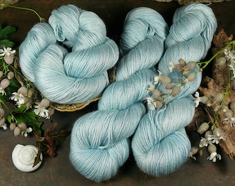 POSH AQUAMARIN - Merino Seide 4ply fingering, pflanzengefärbtes Edelgarn, Naturfärbung, 100gr Lauflänge 400m (240 EUR/kg)